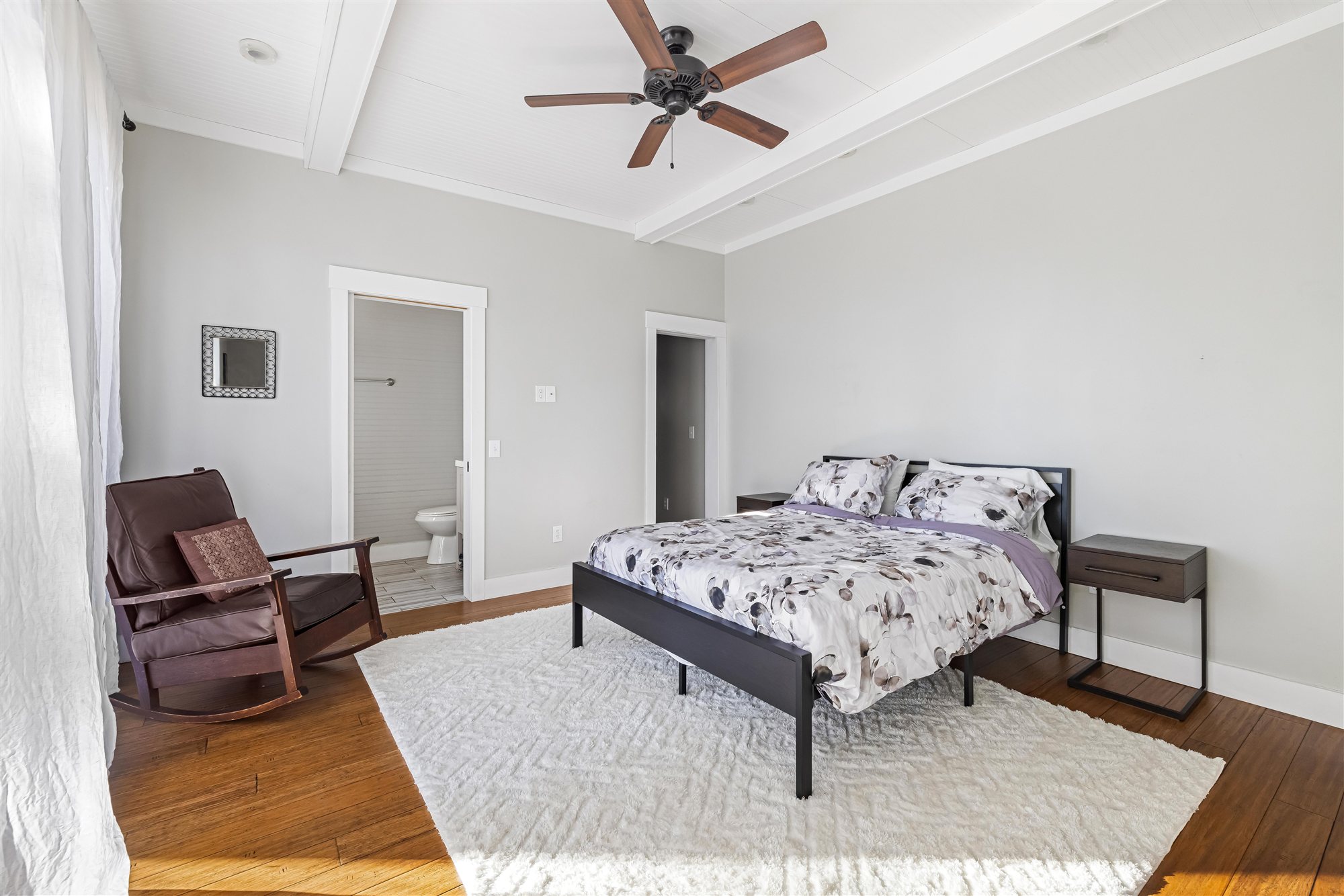 Guest bedroom with en-suite bath